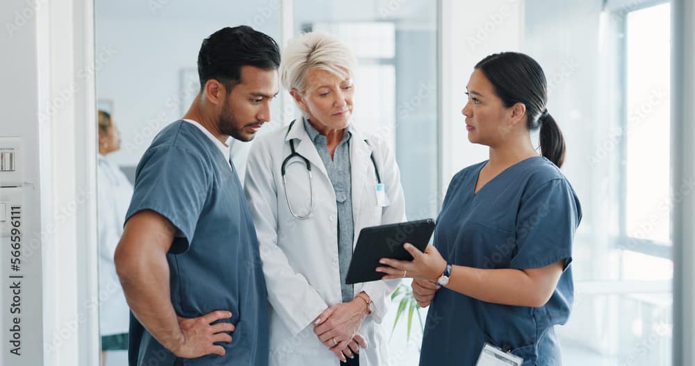 Medizinisches Team im Gespräch, kooperative Abstimmung zur Betreuung schwerkranker Patienten in ruhiger Umgebung